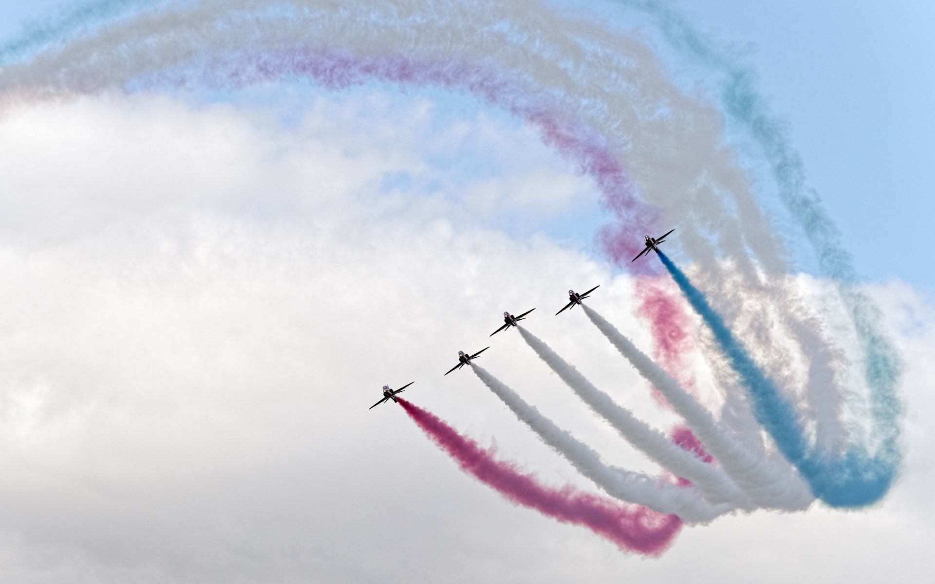 avião avião céu ar voo avião voar ao ar livre militar fumaça luz do dia formação geológica tempo aviões