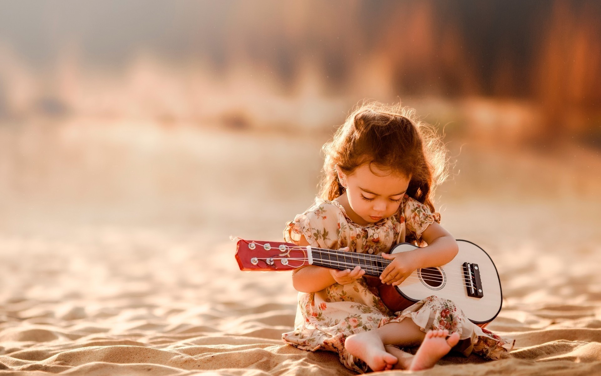 criança natureza ao ar livre lazer diversão verão bom tempo areia outono pouco praia pôr do sol fofa lazer sentar-se menina guitarra