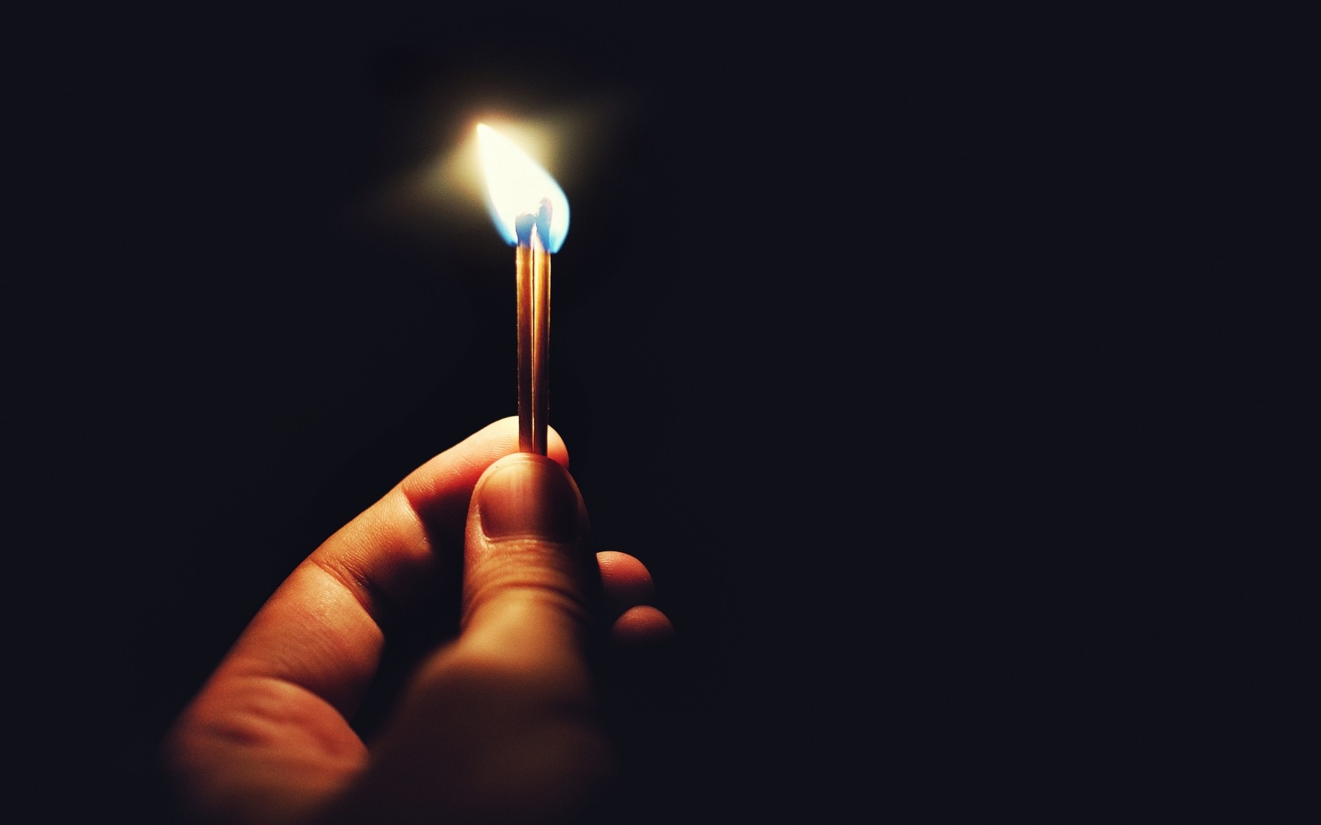 chama escuro fumaça queimado luz mãos vela cera queimar desktop jogos fogo