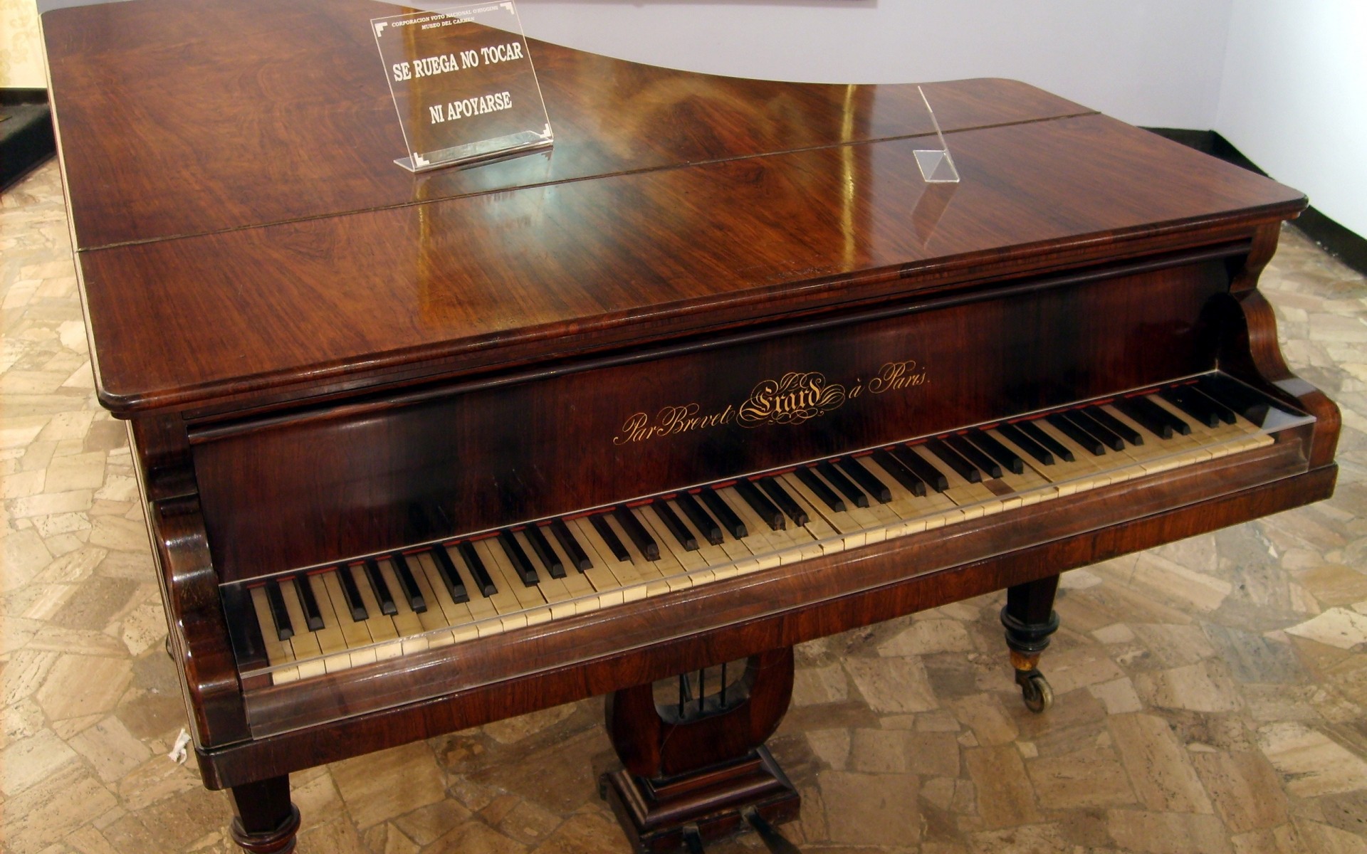 piano música madeira ébano som gato clássico instrumento mobília música interior antiguidade design de interiores músico retro sintetizador jazz família velho