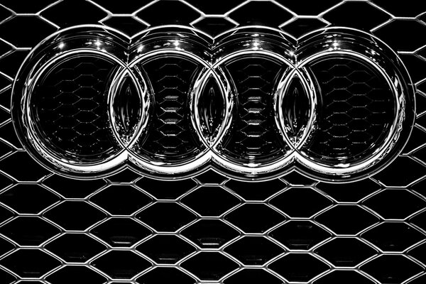 Logotipo Audi na grade do radiador
