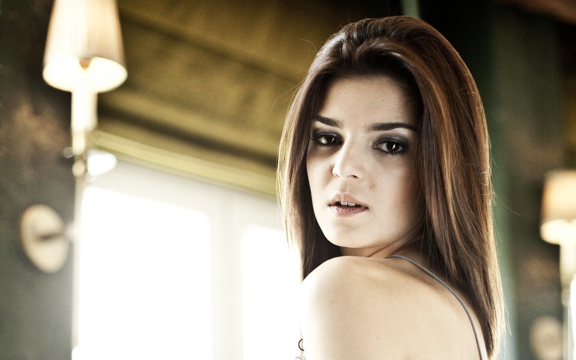 mulher menina retrato dentro de casa adulto moda claro lago