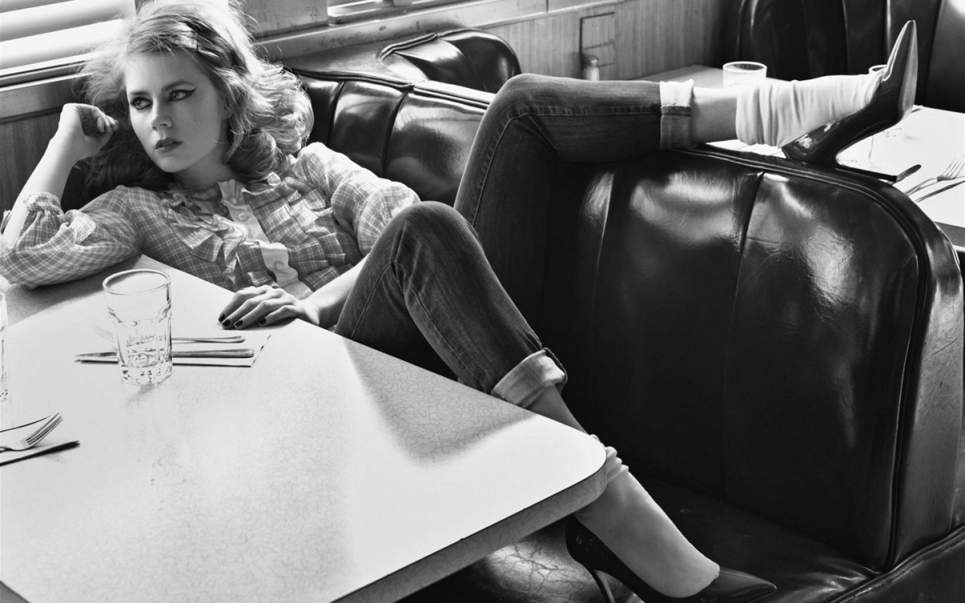 assento adulto mobília mulher cadeira sente-se expressão facial sozinho retrato dentro de casa sentado quarto homem carro atriz celebridade atrizes de hollywood deslumbrante bela