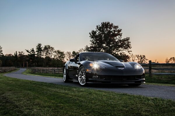 Foto de um Chevrolet no fundo do pôr do sol