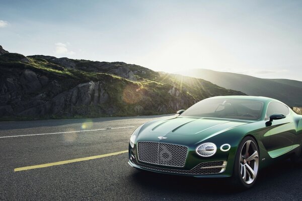 Um Bentley muito chique edita em um desperdiçador a uma velocidade de 200