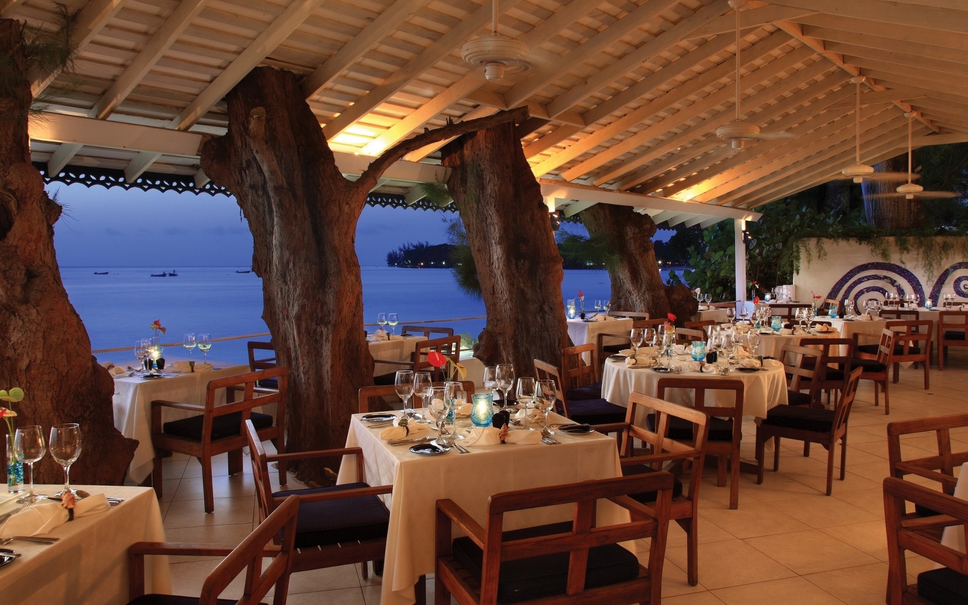 mesa cadeira restaurante móveis lugar hotel utensílios de mesa viagens café lugar férias quarto pátio café luxo turismo luz do dia bar resort comida mar vista