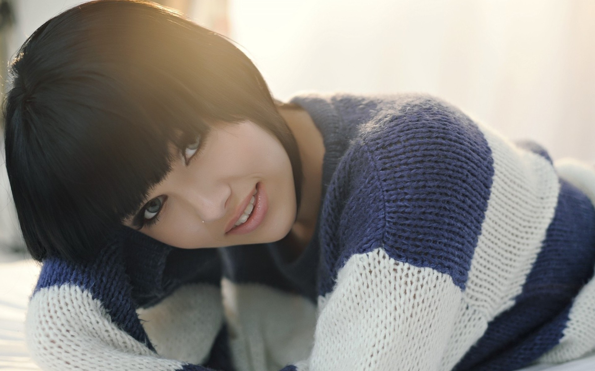 inverno camisola vestir mulher criança menina frio retrato sozinho lazer dentro de casa moda família calor expressão facial adulto lenço relaxamento modelo bebê sorriso glamour