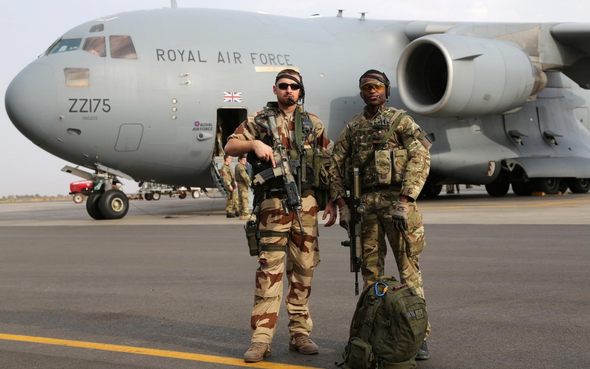 militar avião aeroporto avião carro sistema de transporte força aérea exército guerra marinha armas voar camuflagem dois ar batalha asfalto lutador