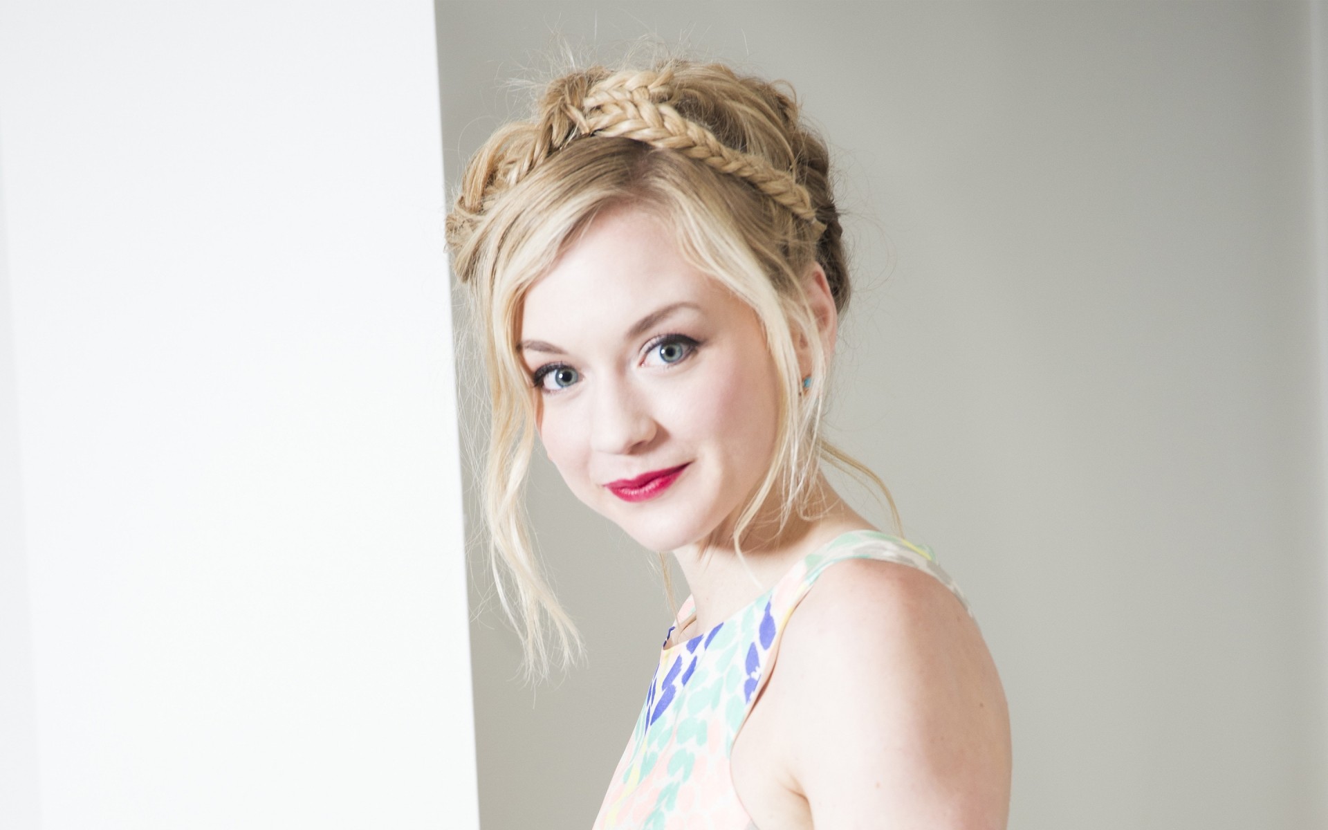 mulher retrato moda solteiro jovem bonita dentro de casa sexy emily kinney