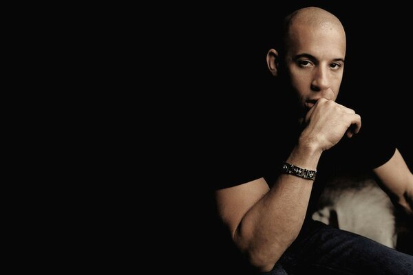 Vin diesel Vin Diesel ator sentado fundo escuro homem
