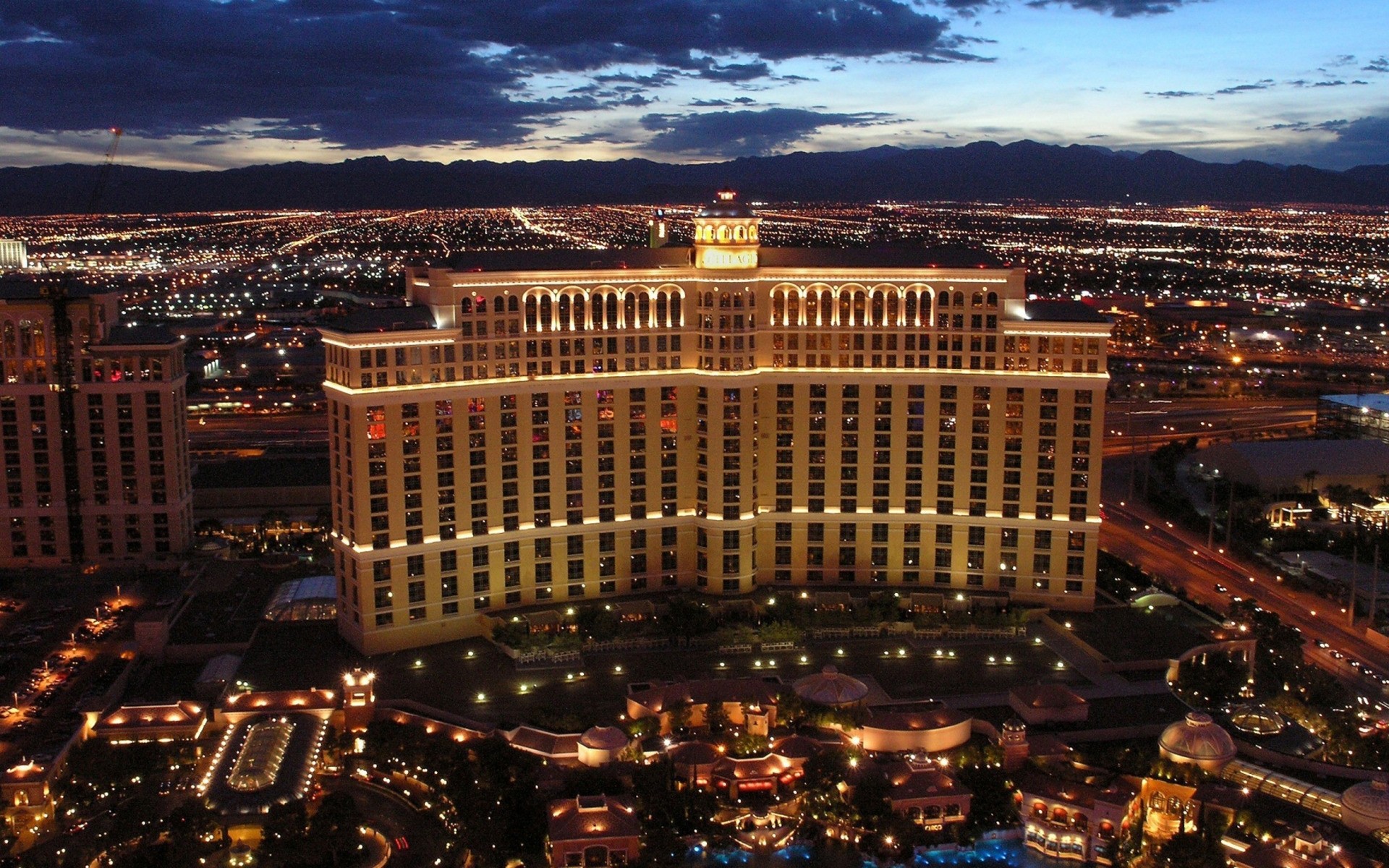 cidade viagens arquitetura casa noite skyline crepúsculo cidade urbano hotel luz casino arranha-céu ao ar livre luz pôr do sol céu luxo vegas dinheiro fonte