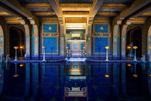 Arquitetura da sala e decoração de interiores em cores azuis