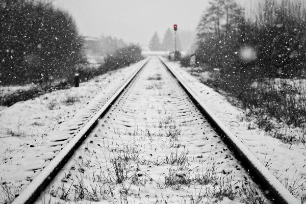 O caminho de ferro na neve. Paisagem de Inverno