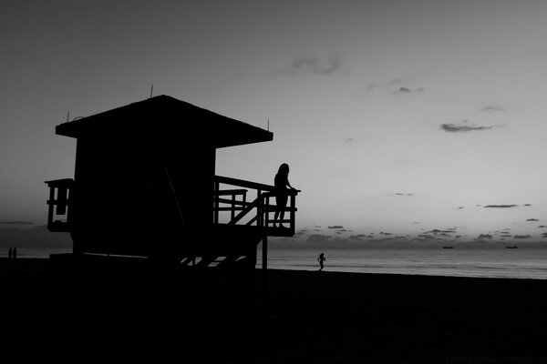 Pôr do sol da praia em fundo preto e branco