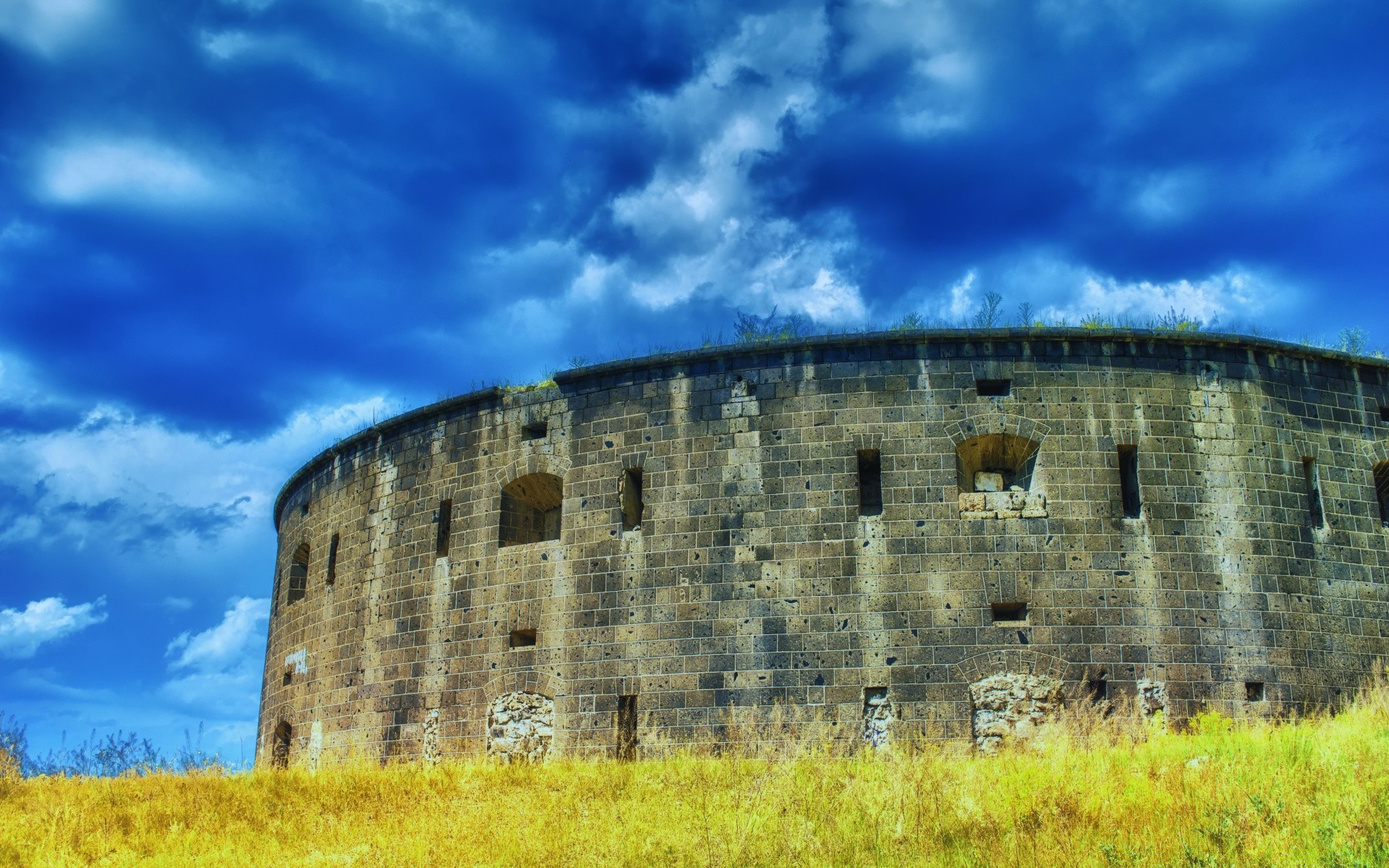 casa & interior céu arquitetura viagens ao ar livre velho castelo antigo casa fortificação torre fortaleza parede gótico atração turística paisagem abandonado grama militar