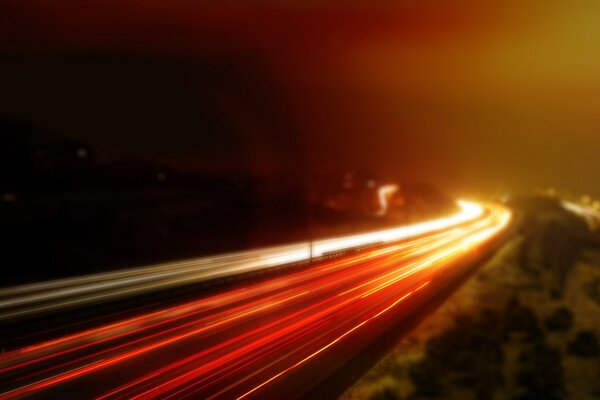 Imagem desfocada de carros em movimento na estrada