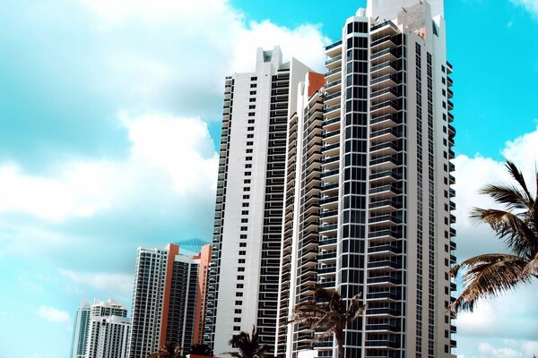 Novos edifícios modernos em um dia nublado