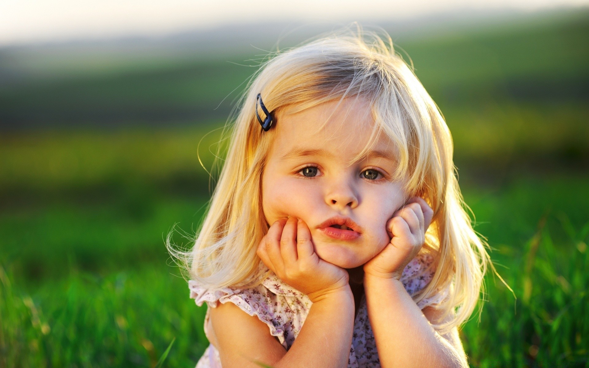 crianças grama verão natureza feno bebê loura campo bela alegria fofa parque diversão ao ar livre felicidade menina lazer sorriso pouco liberdade bom tempo