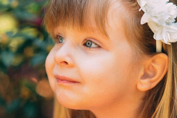 Retrato de uma menina triste no jardim