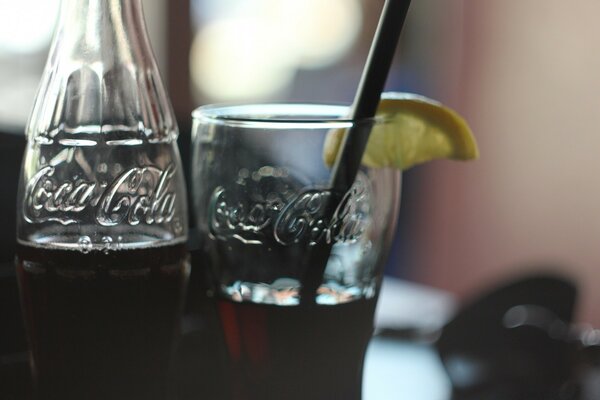 Garrafa e copo de Coca-Cola