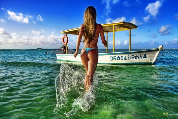 Menina em um maiô no mar limpo