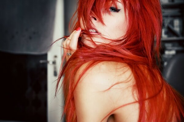 Menina com cabelo vermelho glamour