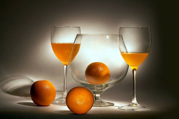 Taças de vidro com vinho na mesa