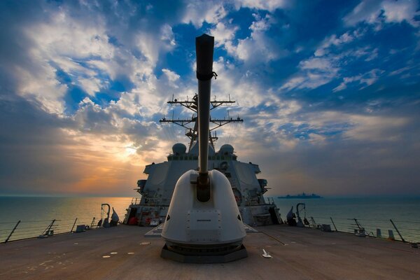 Exército no mar. Armas ao pôr do sol