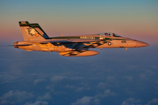 Avião militar em serviço
