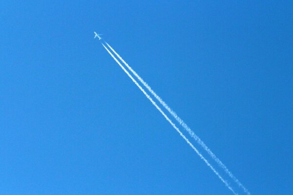 Avião no céu azul