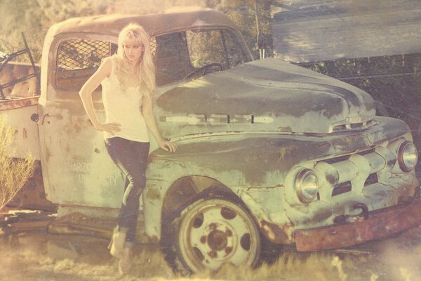 Foto vintage. Menina e SUV