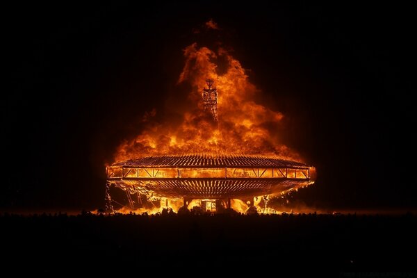 Prédio incendiado à noite