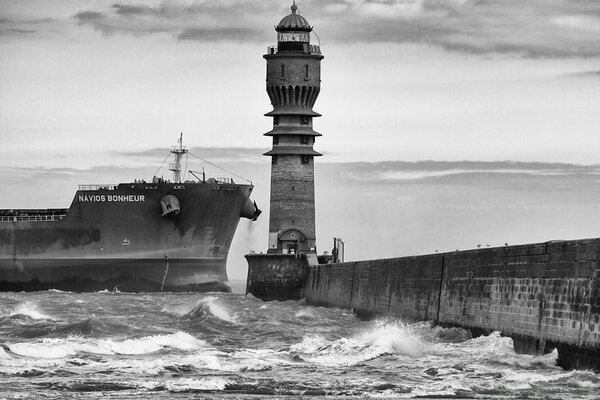 O navio entra no Porto com um farol