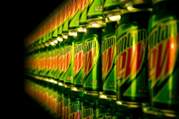 Bebida de Mount Dew em fundo preto