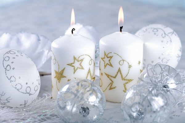 Vela acesa na mesa de Natal