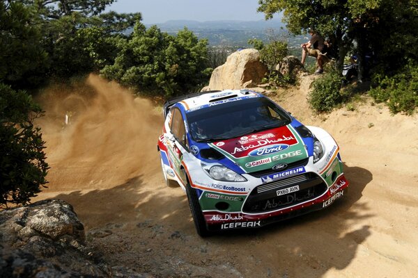 Rally auto correndo na estrada