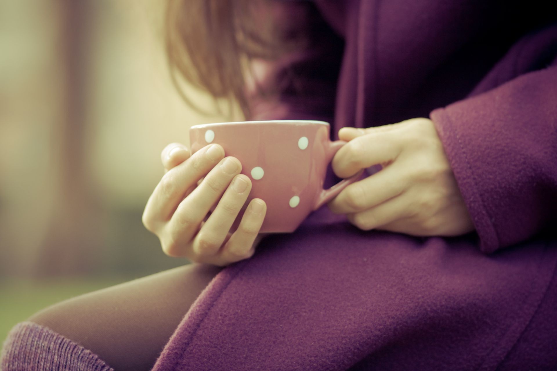 mulher menina relaxamento dentro de casa lazer adulto mãos solteiro família quarto maternidade medicina