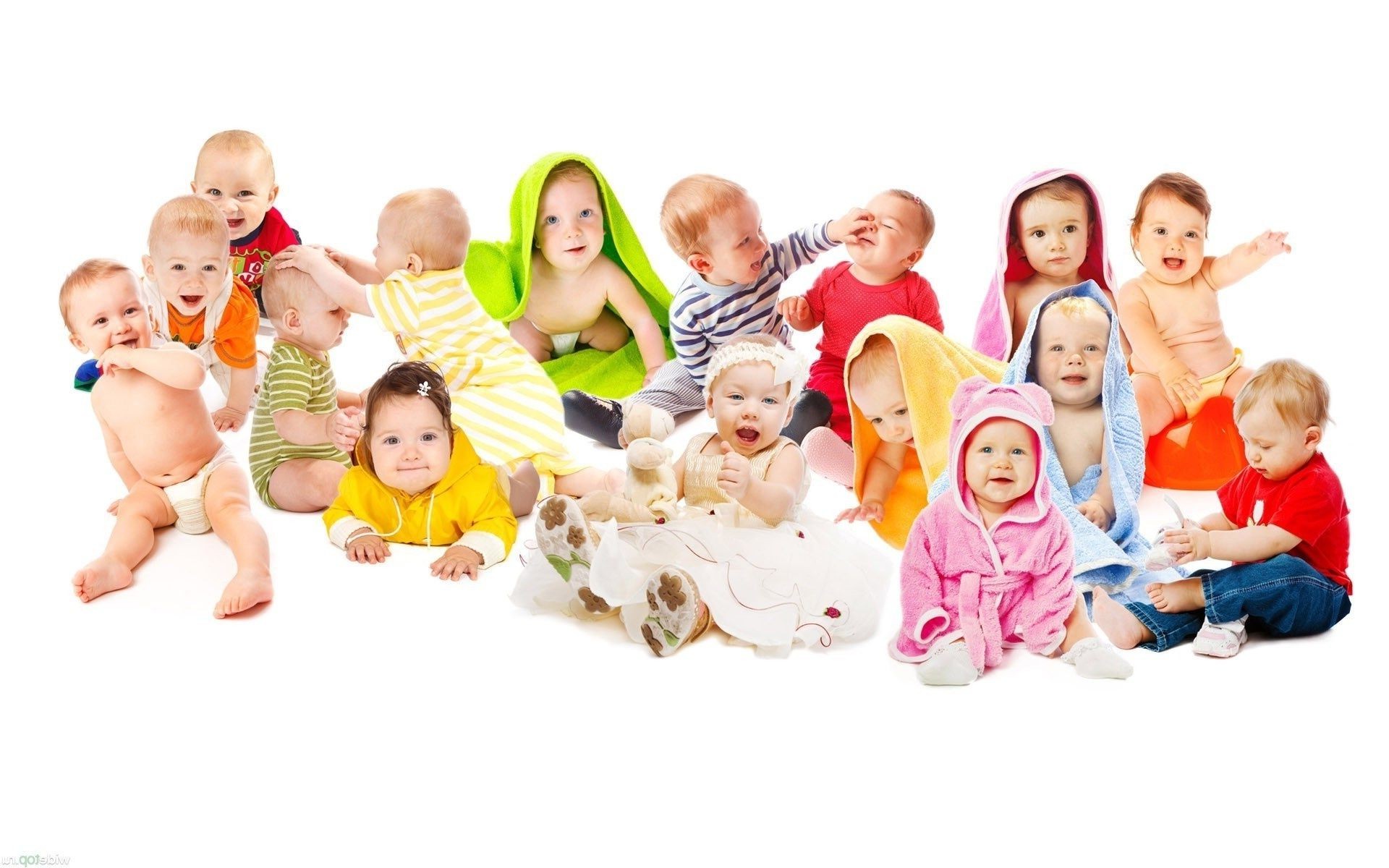 babes criança pouco menino diversão fofa criança jogar jardim de infância felicidade brinquedo alegria grupo família menina pré-escolar risos amizade criança iniciante