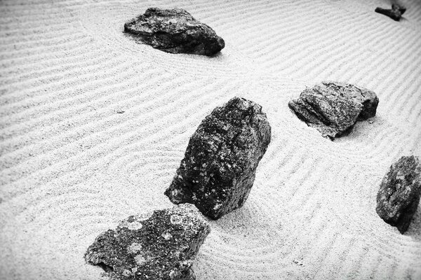 Grandes pedras na areia