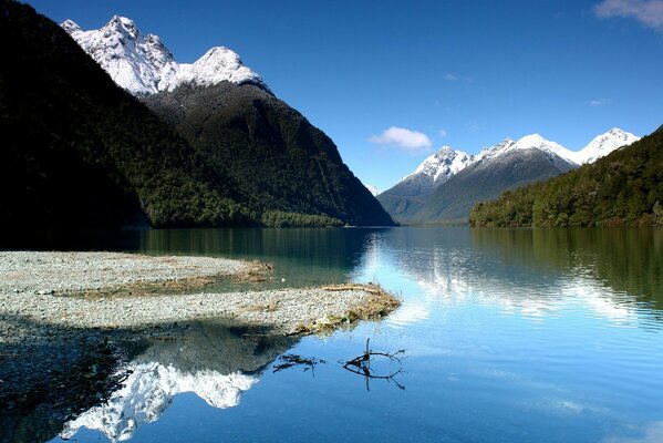 Lago e ao redor da montanha com topos de neve