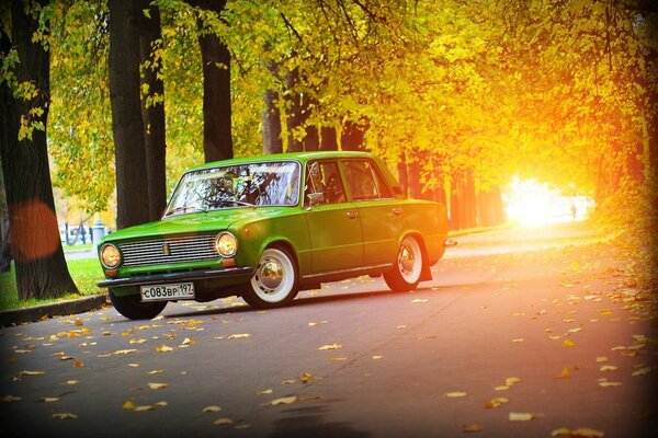 Um pequeno carro verde está no parque