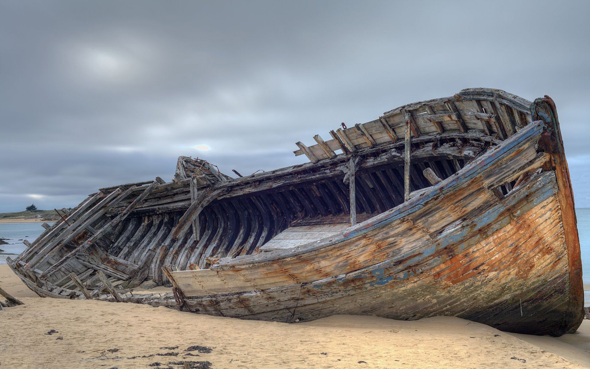 mar praia água oceano mar viagens areia barco céu natureza carro paisagem naufrágio abandonado ao ar livre embarcações