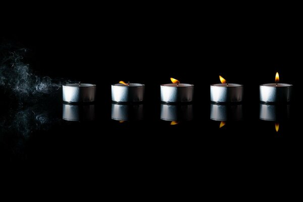 Desvanecimento de velas em fundo preto