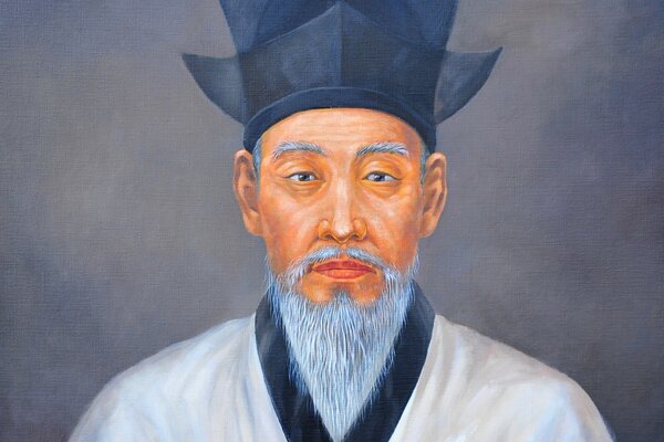 Figura retrato de um velho homem idoso aparência asiática em um terno tradicional em um fundo cinza