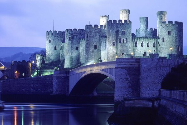 Castelo noturno incomum com ponte