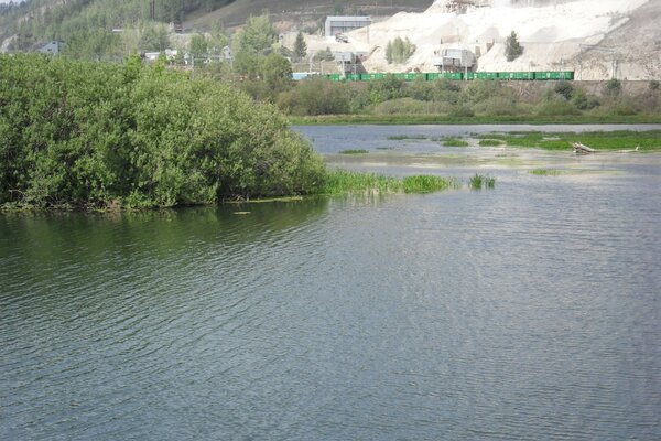 Lago e Ilha. o trem passa longe