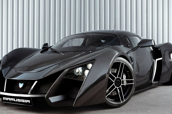 Um desportivo preto e elegante. Disco. Auto design