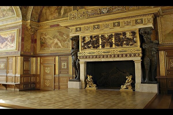 Uma enorme lareira como uma obra de arte em um palácio