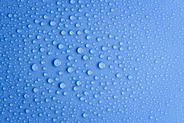 Gotas de água em um fundo azul