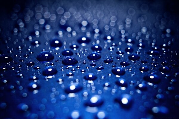 Muitas gotas em um fundo azul